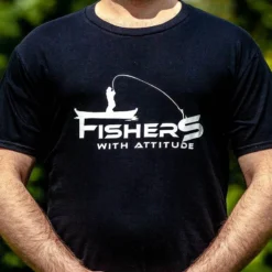 TEE SHIRT MANCHES COURTES HOMME FISHXPLORER FISHER WITH ATTITUDE - NOIR -Savage Gear Soldes tee shirt manches courtes homme fishxplorer fisher with attitude noir z 2448 244888 3